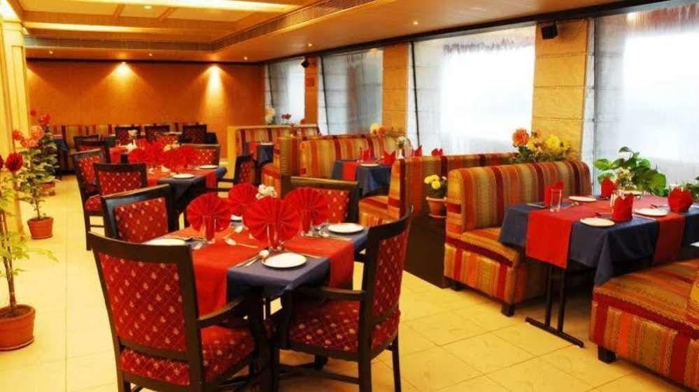 Vishwaratna Hotel Ґувахаті Екстер'єр фото