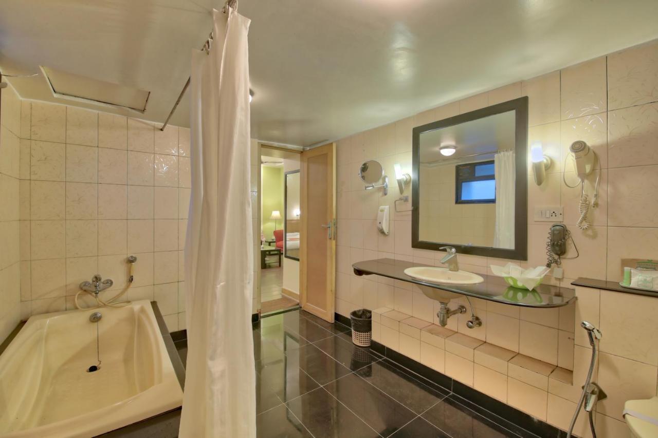 Vishwaratna Hotel Ґувахаті Екстер'єр фото